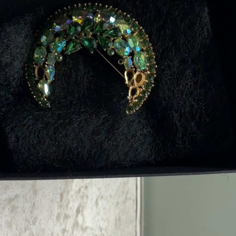 A beautiful brooch pin - Picture 1 of 2